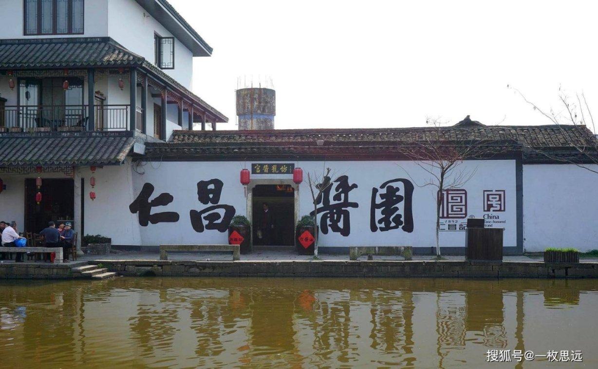 逃离黑白系房屋